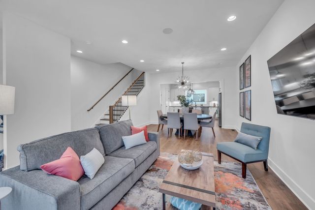 910 Youngs Ln Unit 7, Nashville, TN 37207