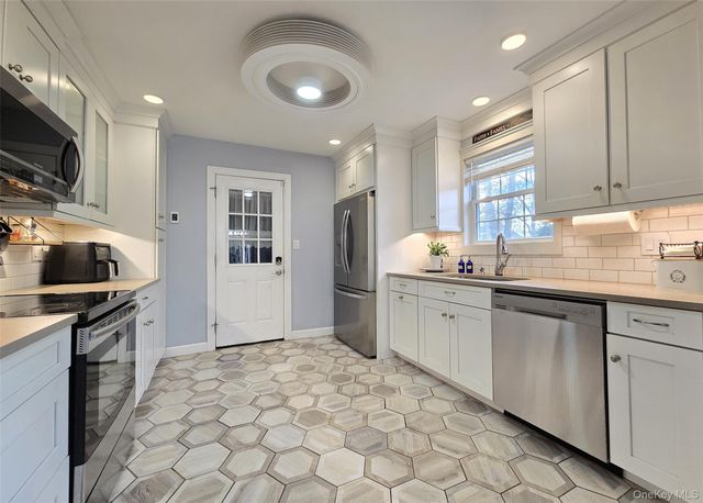 94 Clarendon Road, Ronkonkoma, NY 11779