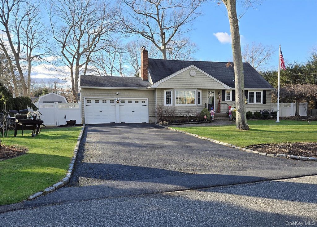 94 Clarendon Road, Ronkonkoma, NY 11779