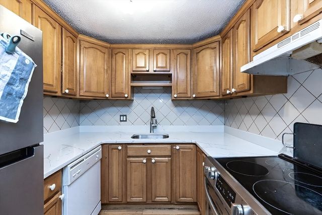 124 Addison St 11, Chelsea, MA 02150