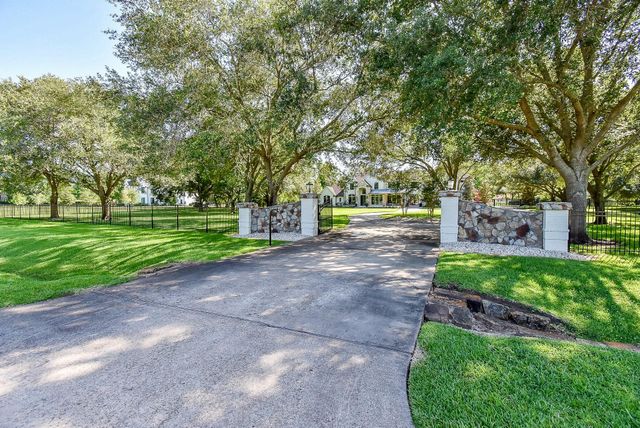 8518 Halls Retreat Court, Missouri City, TX 77459