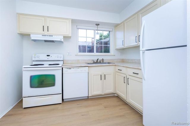 25341 Shiawassee Circle 101, Southfield, MI 48033