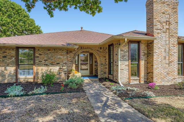 205 Rock Springs Court, Waxahachie, TX 75165