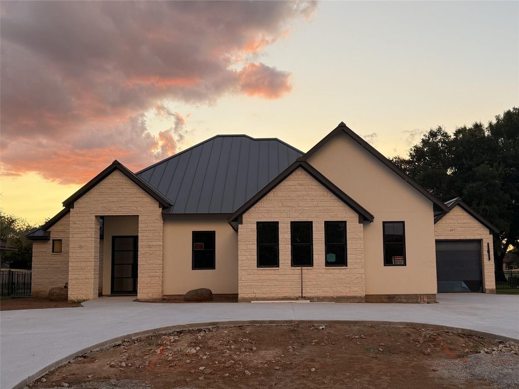 114 Meadowlakes DR, Meadowlakes, TX 78654
