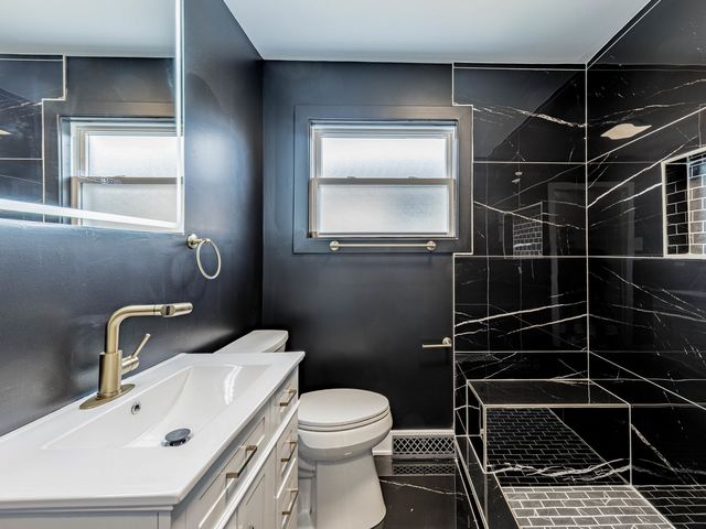 3053 W 77th Street, Chicago, IL 60652