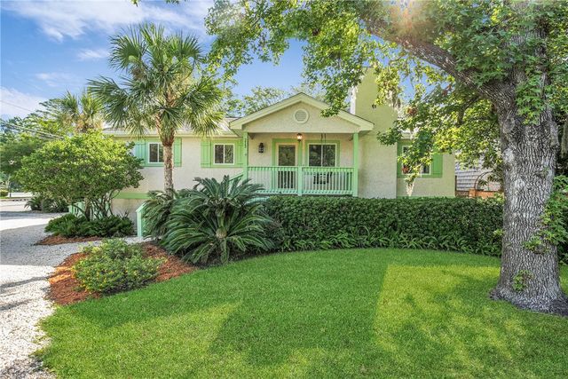 213 Magnolia Ave, St Simons Island, GA 31522