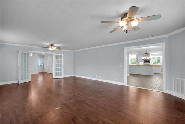 213 Magnolia Ave, St Simons Island, GA 31522