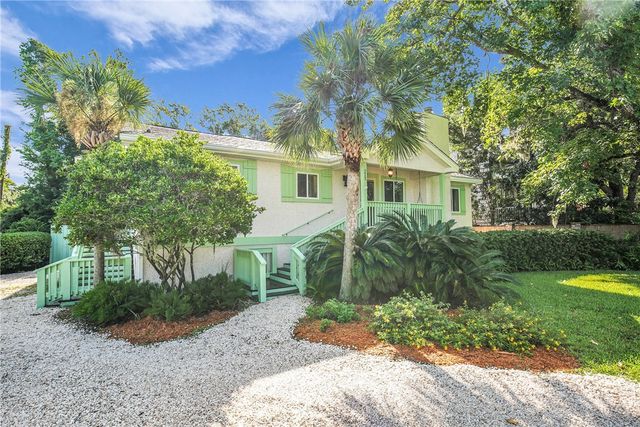 213 Magnolia Ave, St Simons Island, GA 31522
