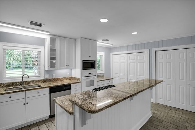 213 Magnolia Ave, St Simons Island, GA 31522