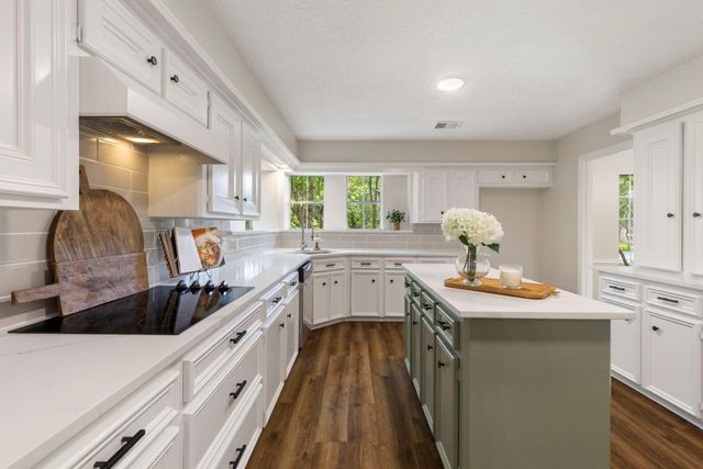 18 Mayfair Grove Court, The Woodlands, TX 77381