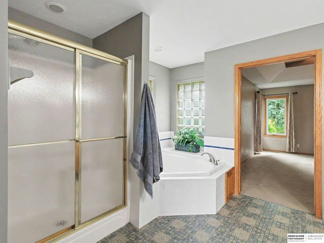 15367 Lake Circle, Omaha, NE 68116