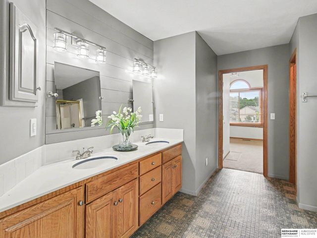 15367 Lake Circle, Omaha, NE 68116