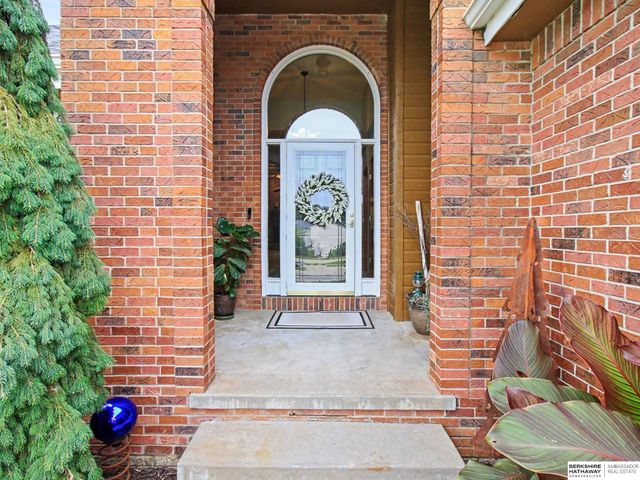 15367 Lake Circle, Omaha, NE 68116