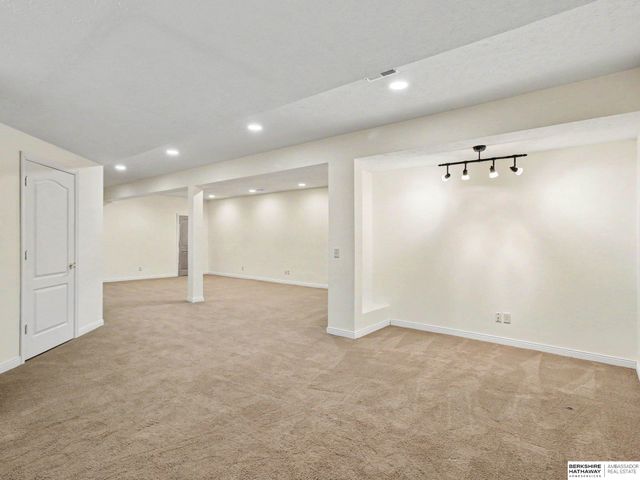 15367 Lake Circle, Omaha, NE 68116