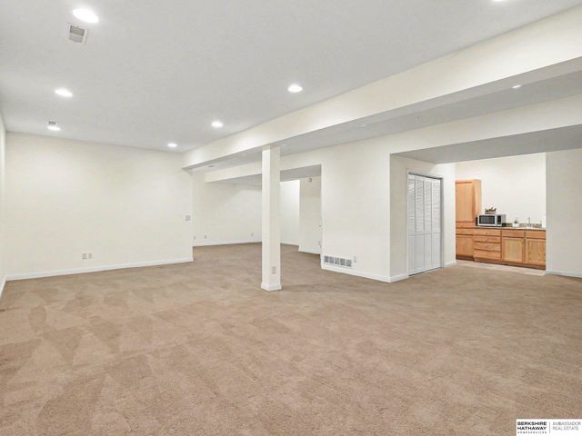 15367 Lake Circle, Omaha, NE 68116