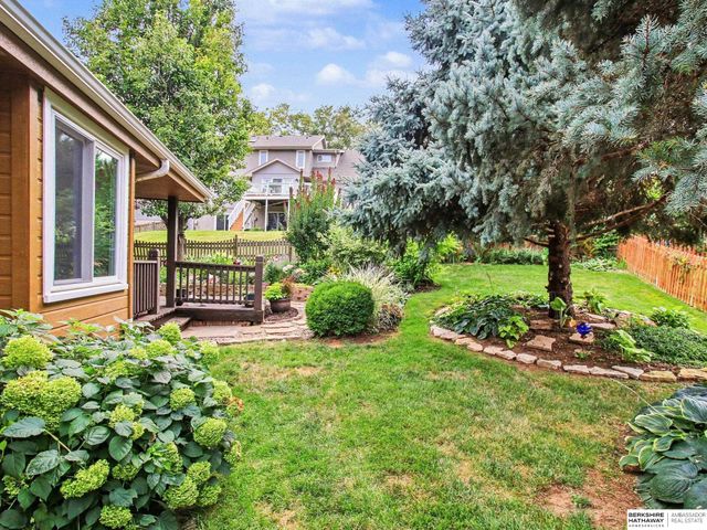 15367 Lake Circle, Omaha, NE 68116
