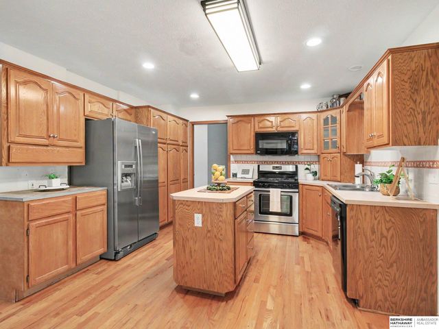 15367 Lake Circle, Omaha, NE 68116