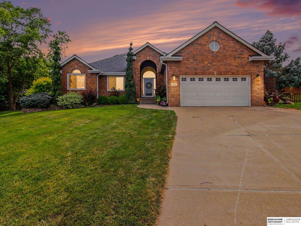 15367 Lake Circle, Omaha, NE 68116