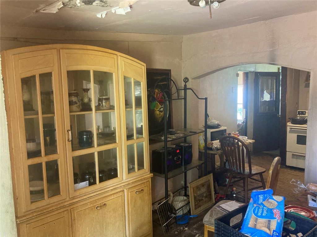 Image 12 of property listing at 1716 E CHELSEA STREET, Tampa, FL 33610