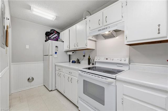301 Village Lane B, Greensboro, NC 27409