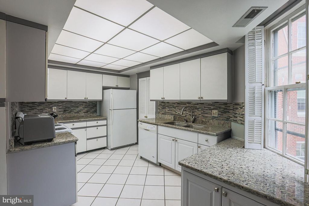Image 8 of property listing at 6701 PARK HEIGHTS AVE #3C, Baltimore, MD 21215