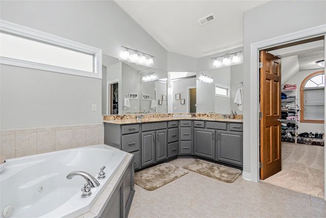 15236 Prairie Avenue, Urbandale, IA 50323
