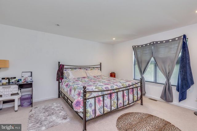 3 CHESTNUT AVE, Somerdale, NJ 08083