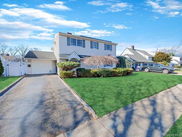 12 Cable Lane, Hicksville, NY 11801