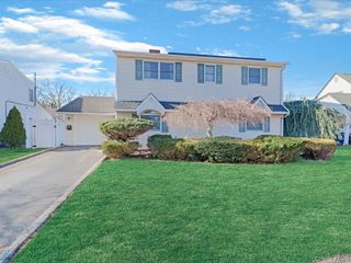 12 Cable Lane, Hicksville, NY 11801