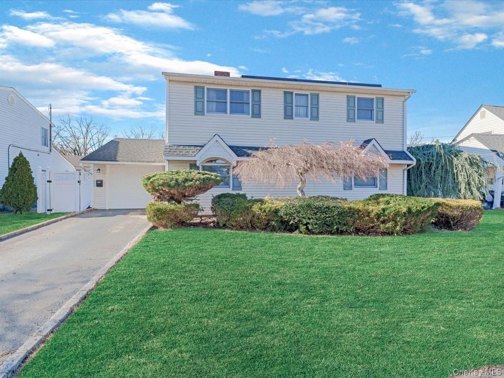 12 Cable Lane, Hicksville, NY 11801