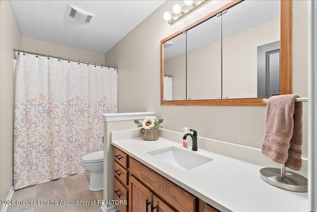 1003 Oneida Woods Trail, Grand Ledge, MI 48837