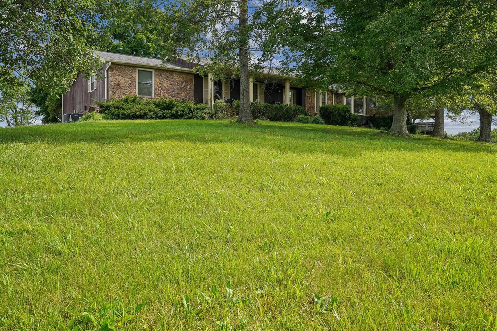 2351 Long Hollow PIKE, Hendersonville, TN 37075