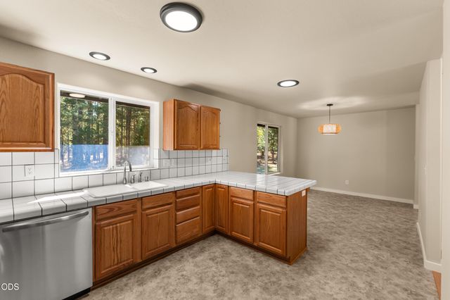 420 Sallsten Road, Grants Pass, OR 97527
