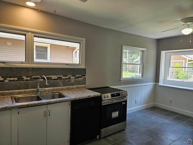 1140 SW Collins AVE, Topeka, KS 66604