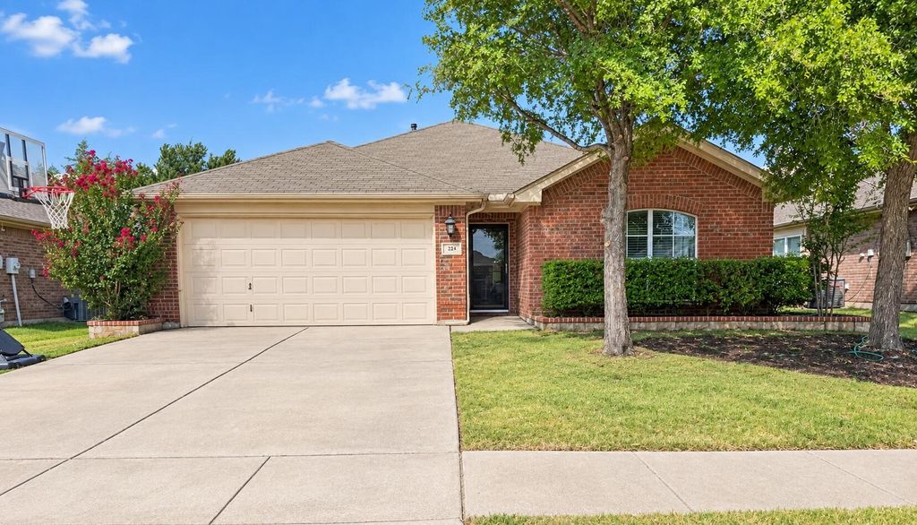 224 Spring Hollow Drive, Saginaw, TX 76131 — exterior