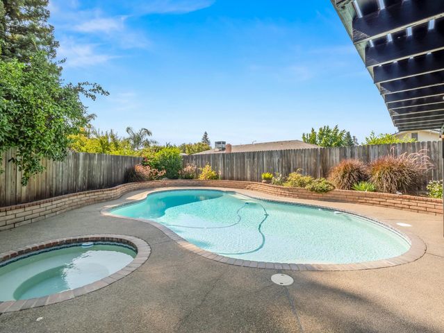 1352 W Palo Alto Avenue, Fresno, CA 93711