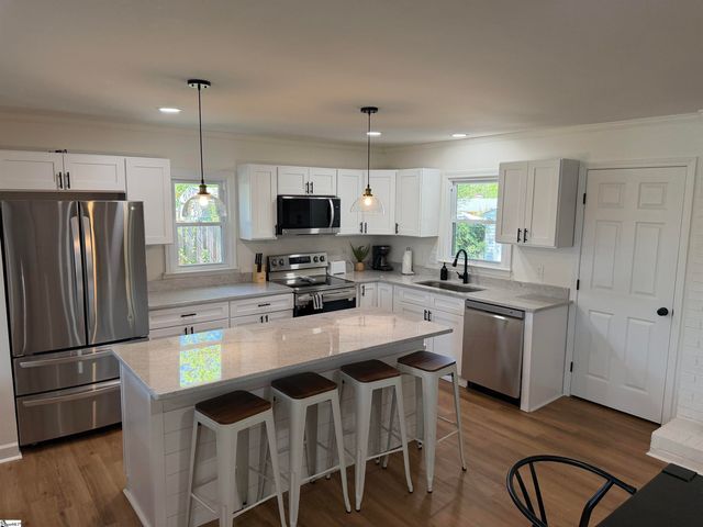 304 Pine Knoll Drive, Greenville, SC 29609