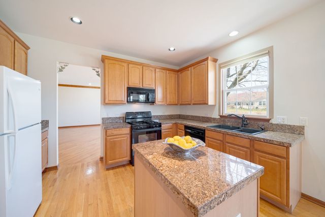 2370 Carillon Drive, Grayslake, IL 60030