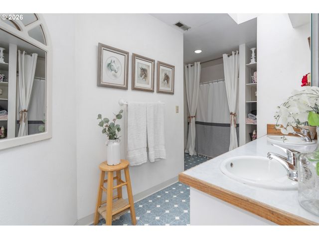 43737 Se ERIN Ln, Sandy, OR 97055