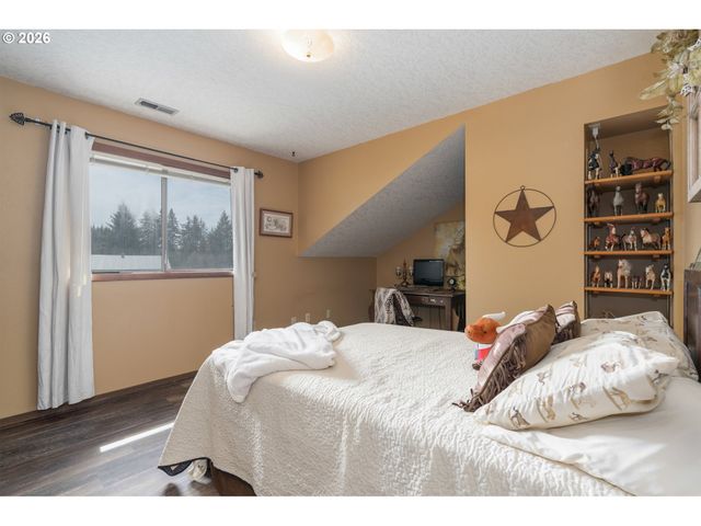 43737 Se ERIN Ln, Sandy, OR 97055