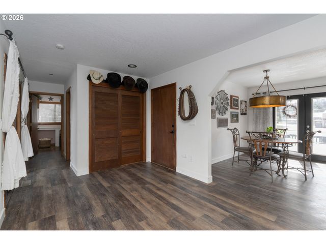 43737 Se ERIN Ln, Sandy, OR 97055