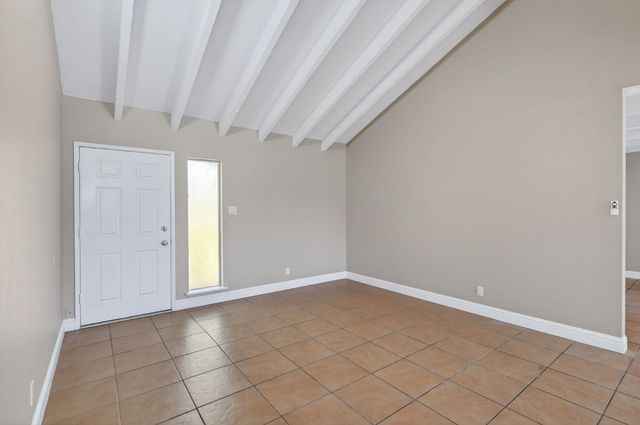 8233 S Elm Avenue, Fresno, CA 93706