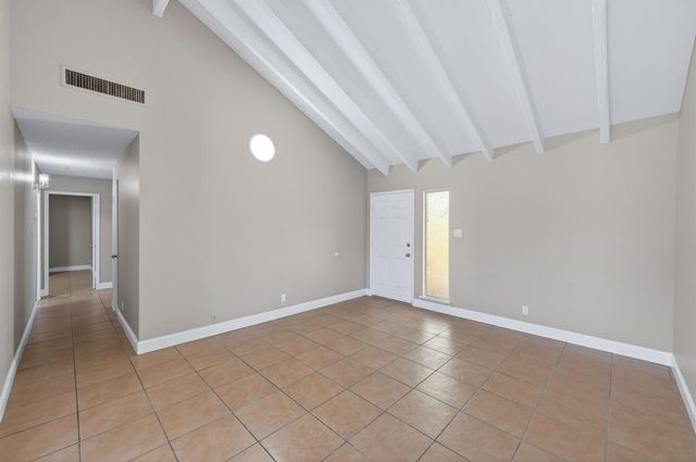 8233 S Elm Avenue, Fresno, CA 93706