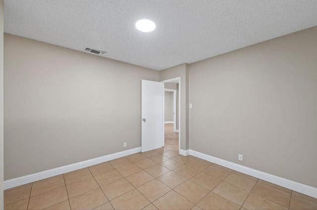 8233 S Elm Avenue, Fresno, CA 93706