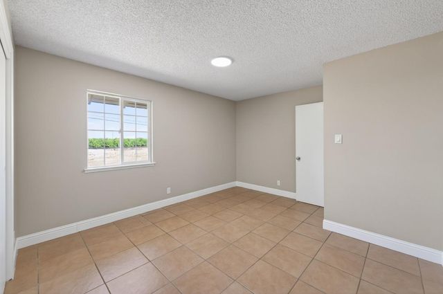 8233 S Elm Avenue, Fresno, CA 93706