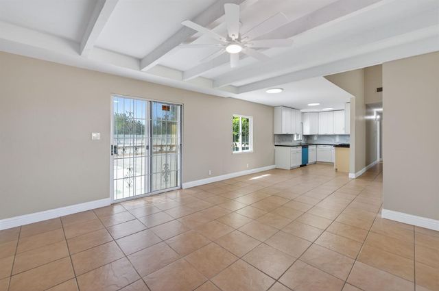 8233 S Elm Avenue, Fresno, CA 93706
