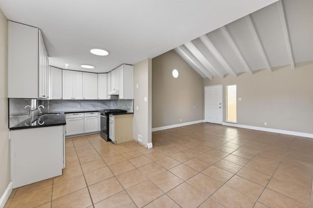 8233 S Elm Avenue, Fresno, CA 93706
