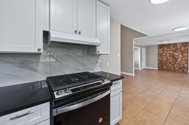 8233 S Elm Avenue, Fresno, CA 93706