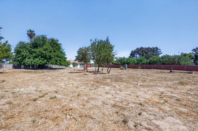 8233 S Elm Avenue, Fresno, CA 93706