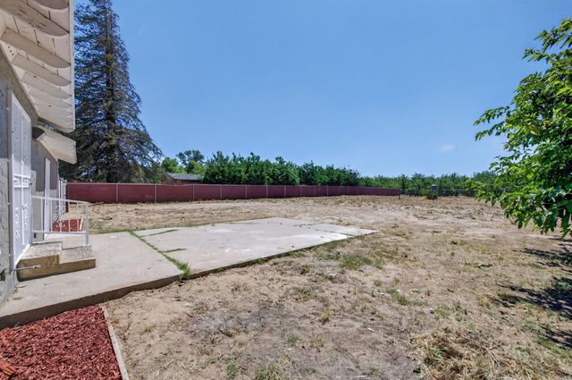 8233 S Elm Avenue, Fresno, CA 93706